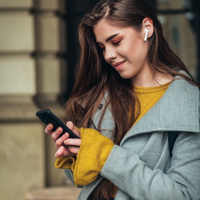 Interfaz de aplicación móvil miTimbre.online con botón de alerta SOS para emergencias comunitarias.